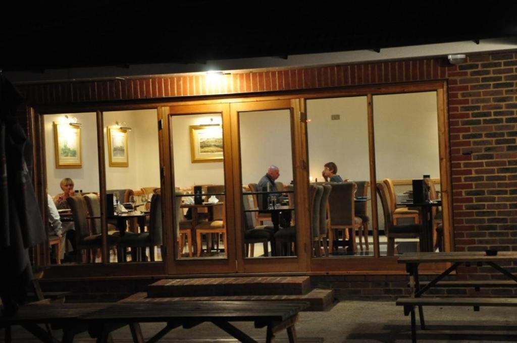 Acorn Lodge Hotel Gatwick & Parking Хорли Екстериор снимка