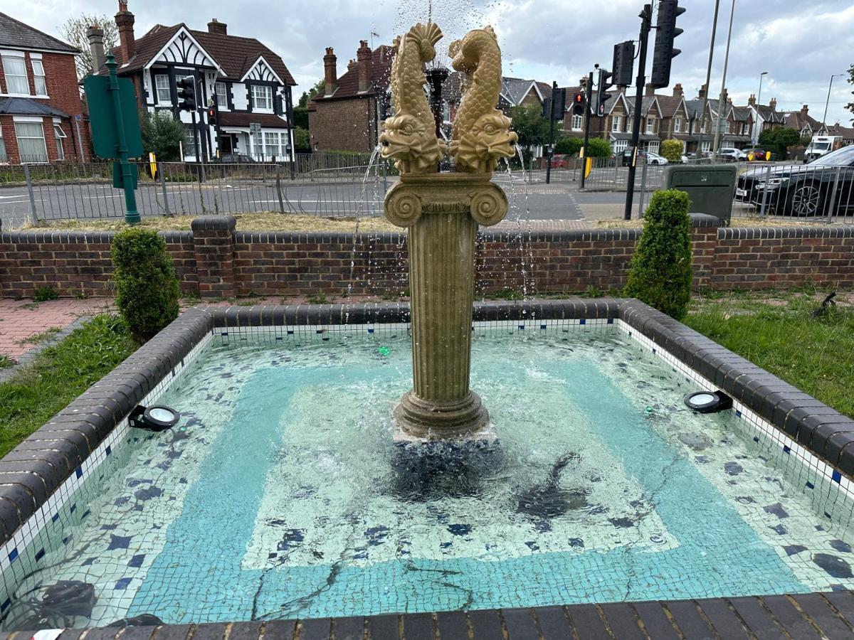 Acorn Lodge Hotel Gatwick & Parking Хорли Екстериор снимка