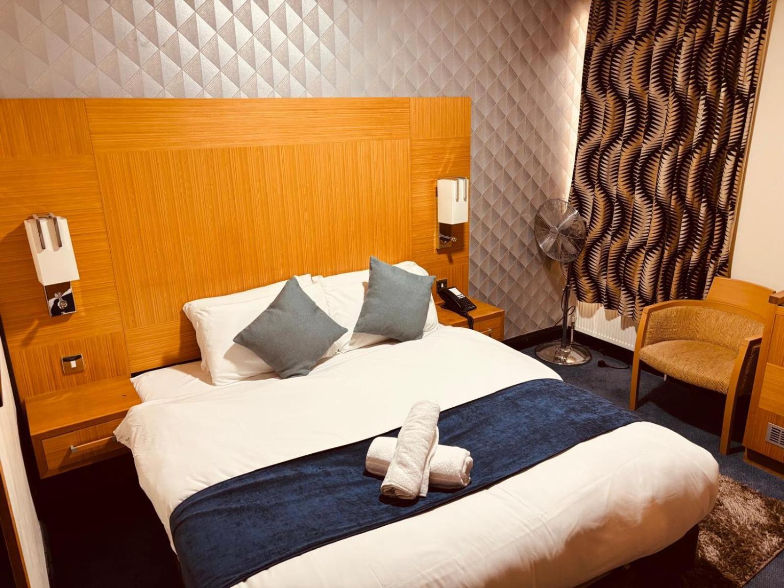 Acorn Lodge Hotel Gatwick & Parking Хорли Екстериор снимка