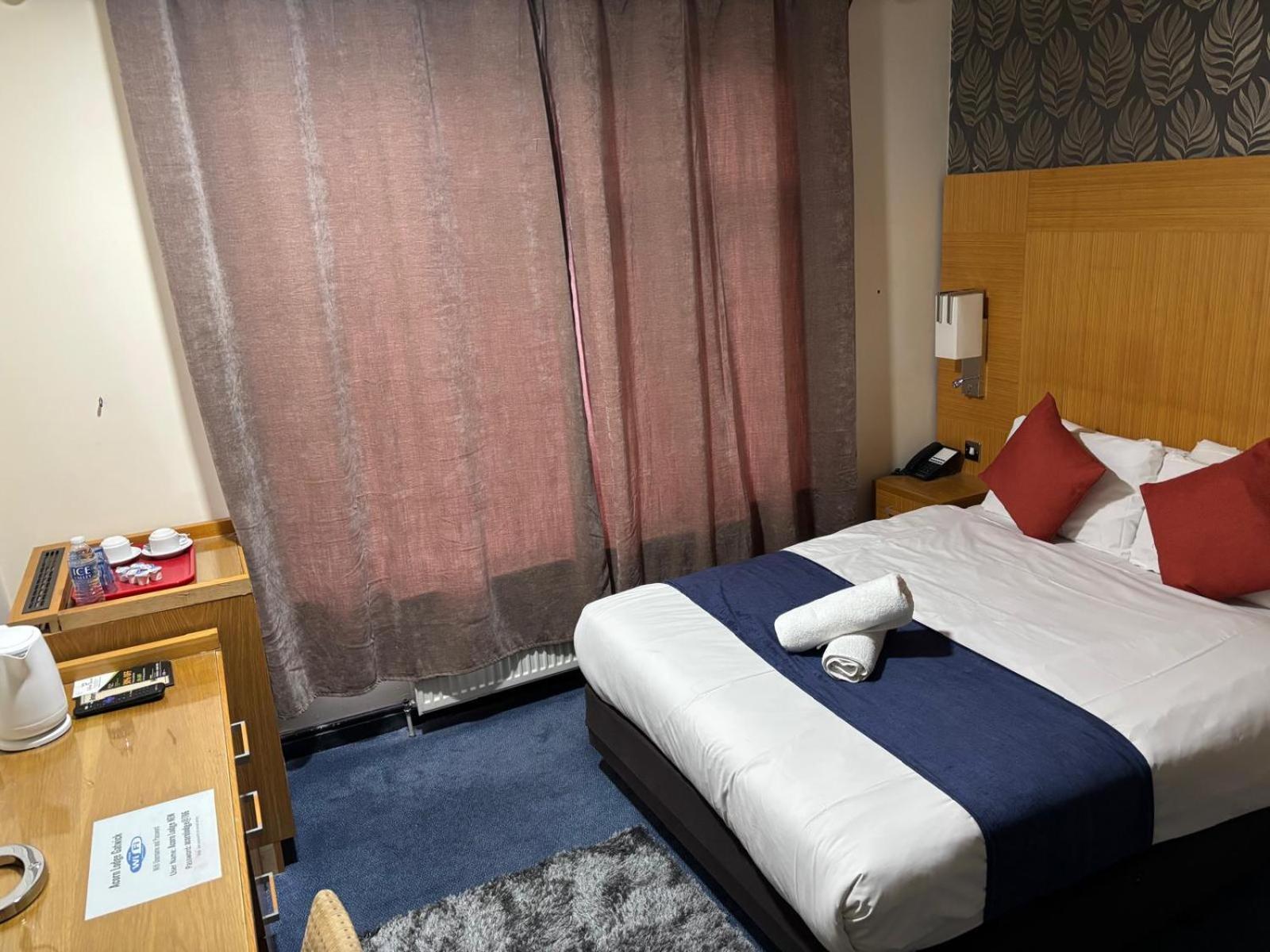 Acorn Lodge Hotel Gatwick & Parking Хорли Екстериор снимка