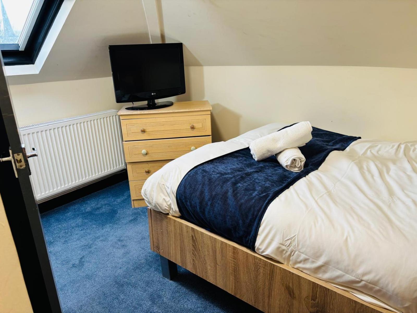 Acorn Lodge Hotel Gatwick & Parking Хорли Екстериор снимка