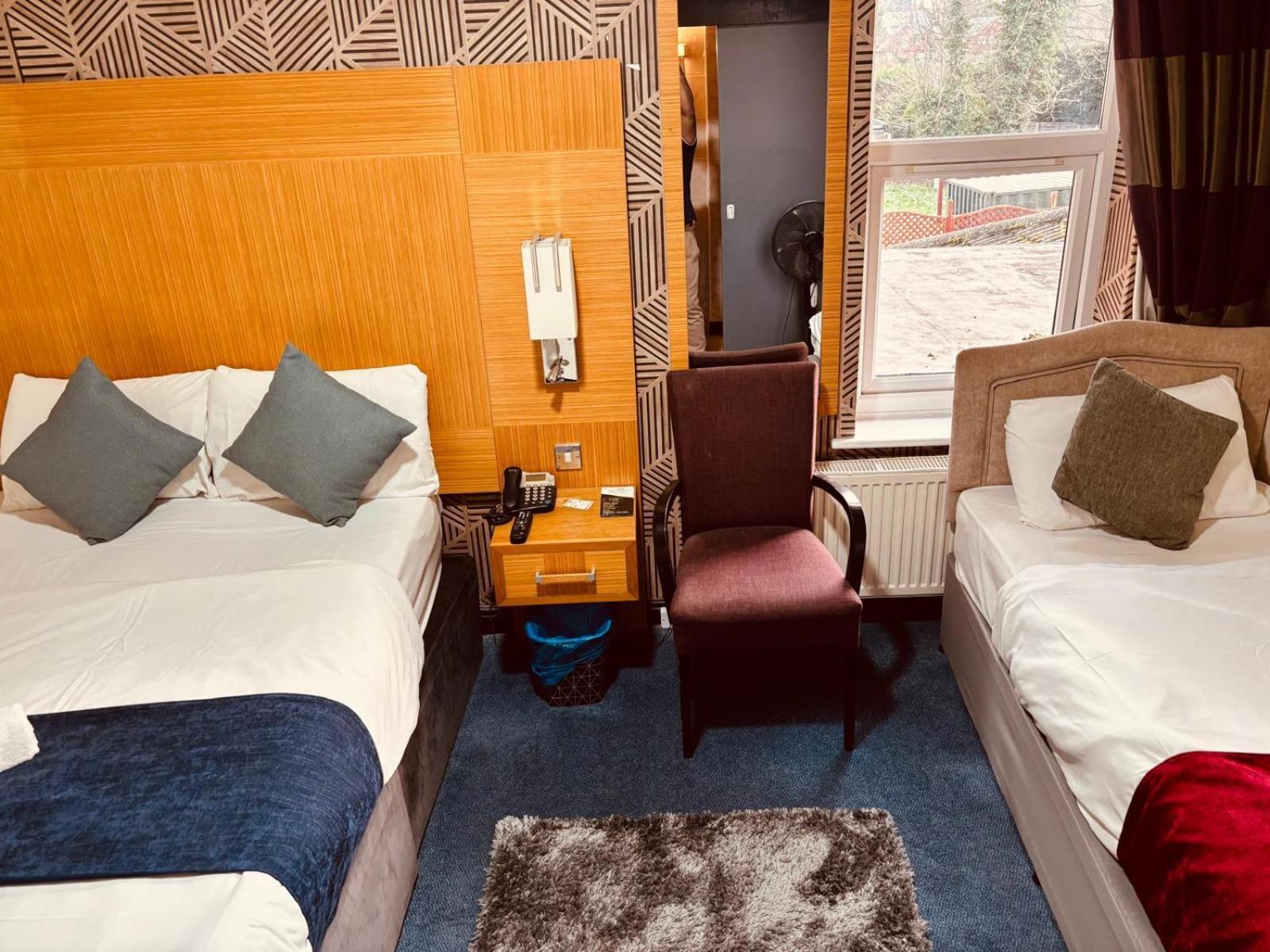 Acorn Lodge Hotel Gatwick & Parking Хорли Екстериор снимка