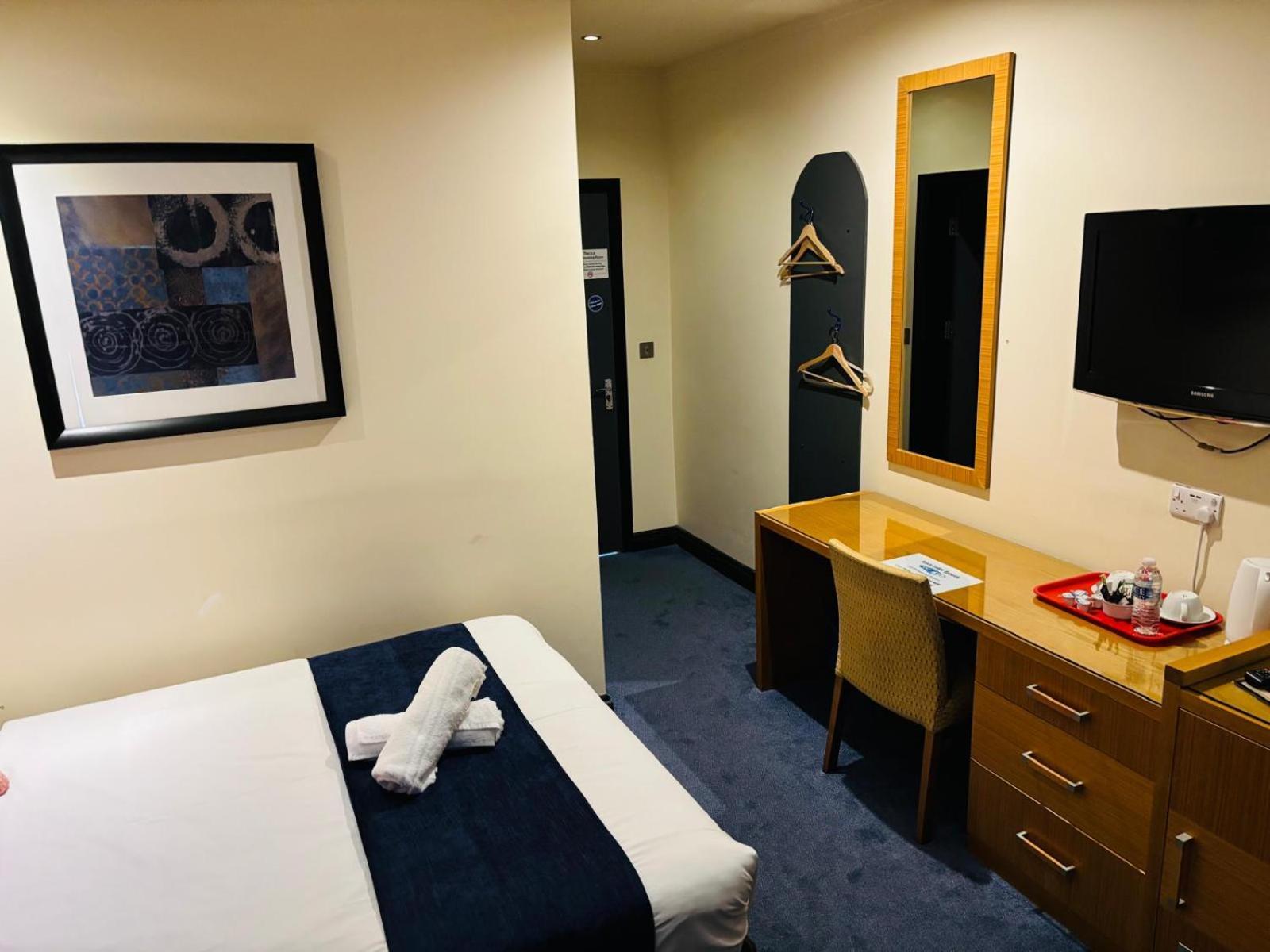 Acorn Lodge Hotel Gatwick & Parking Хорли Екстериор снимка