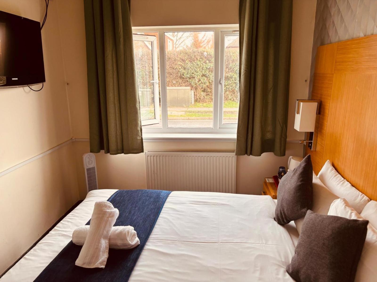 Acorn Lodge Hotel Gatwick & Parking Хорли Екстериор снимка