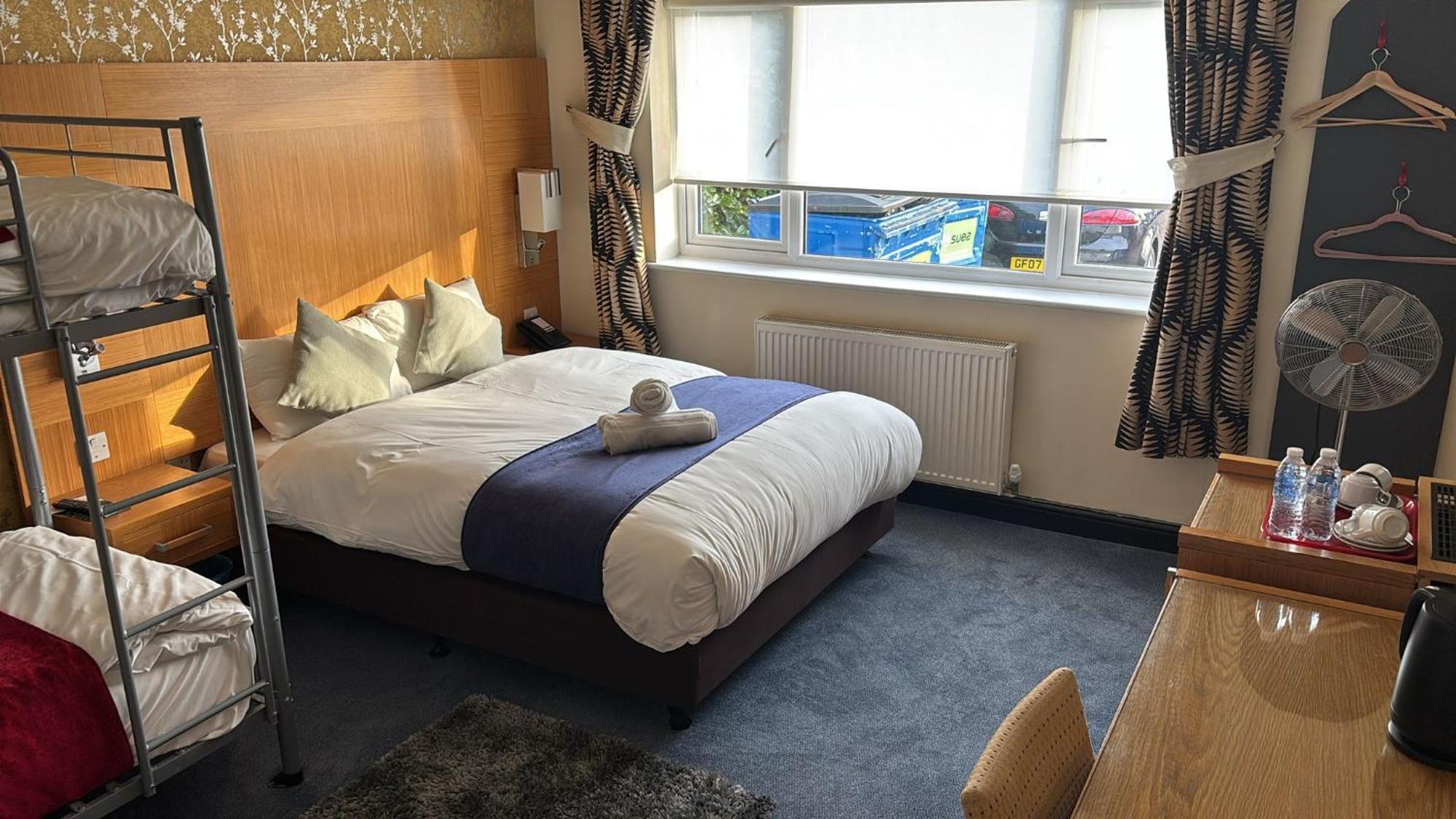 Acorn Lodge Hotel Gatwick & Parking Хорли Екстериор снимка