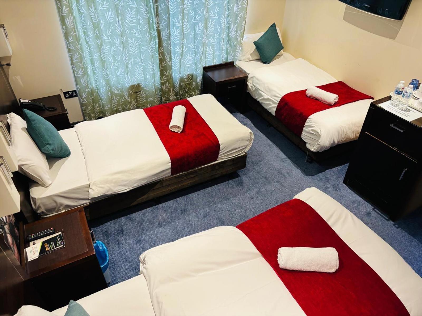 Acorn Lodge Hotel Gatwick & Parking Хорли Екстериор снимка