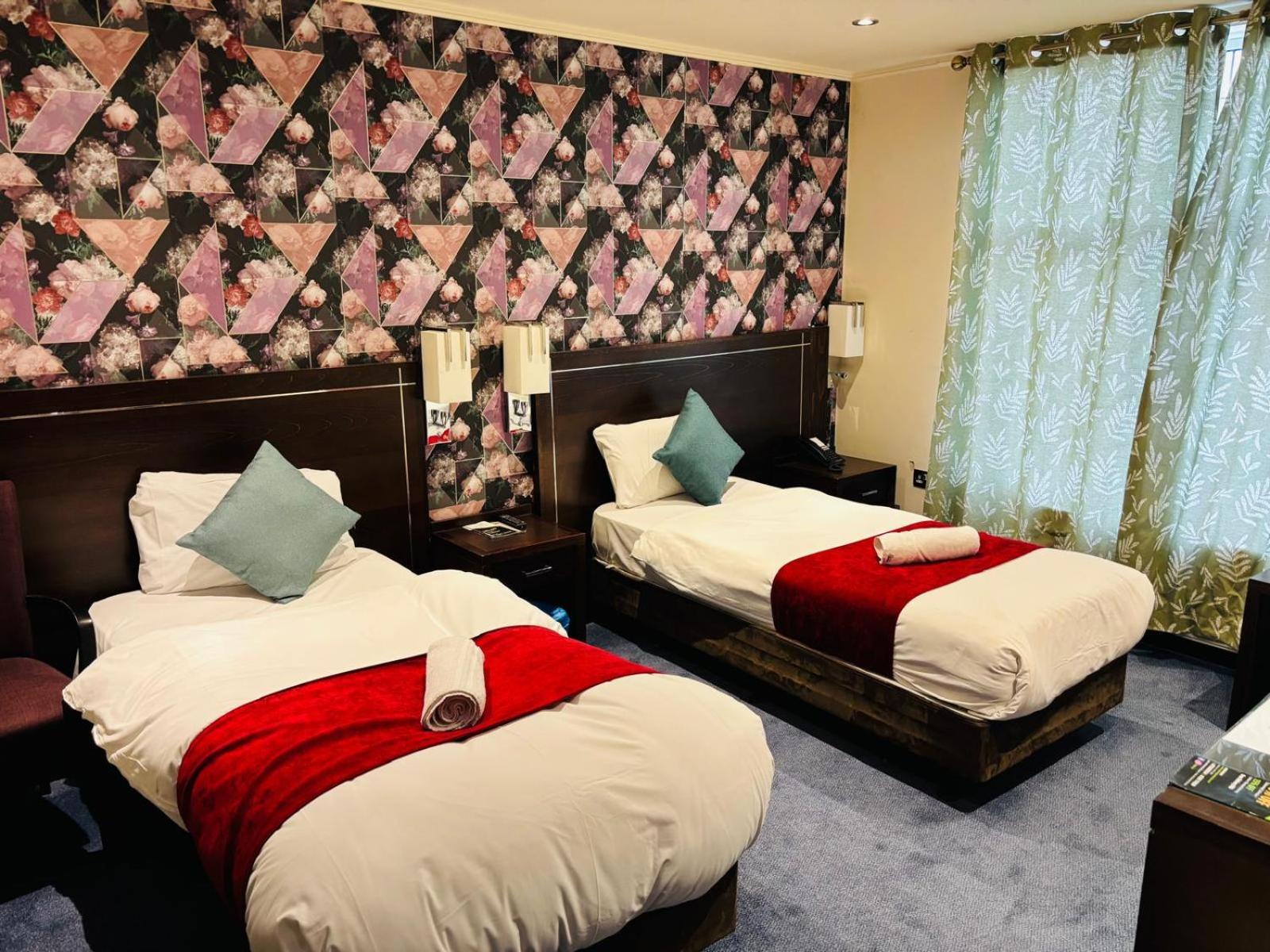 Acorn Lodge Hotel Gatwick & Parking Хорли Екстериор снимка