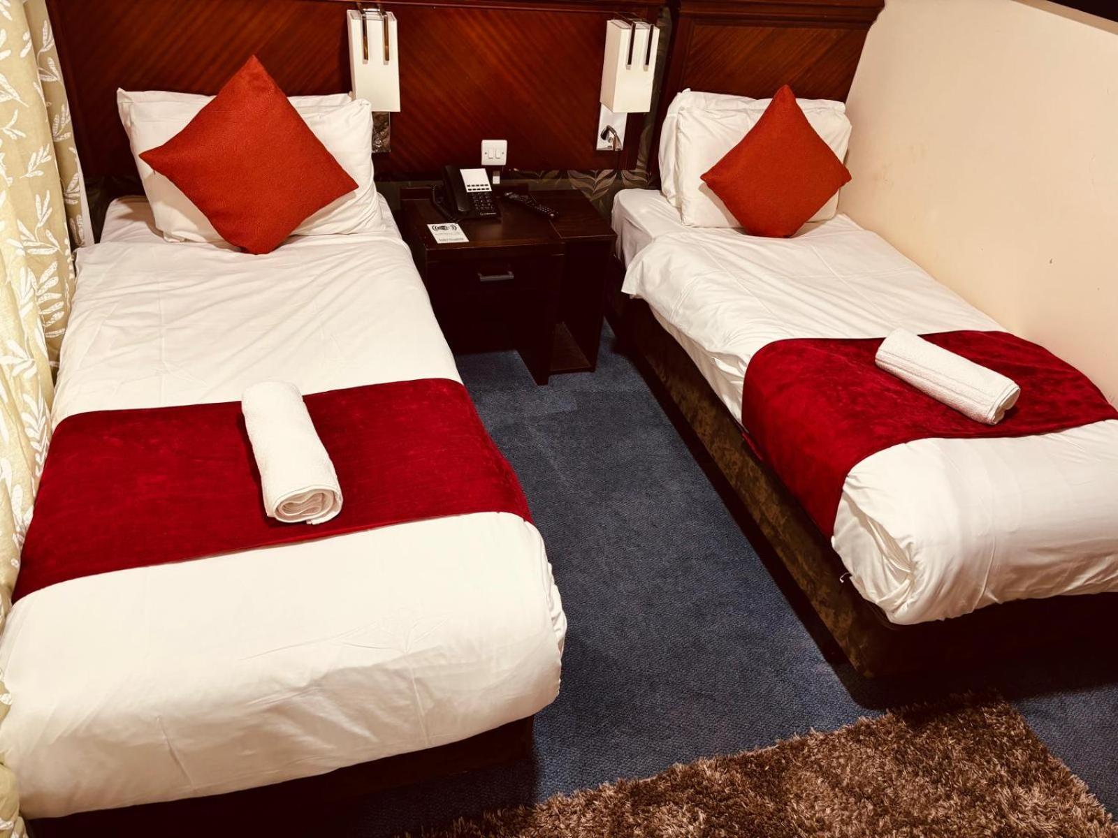 Acorn Lodge Hotel Gatwick & Parking Хорли Екстериор снимка