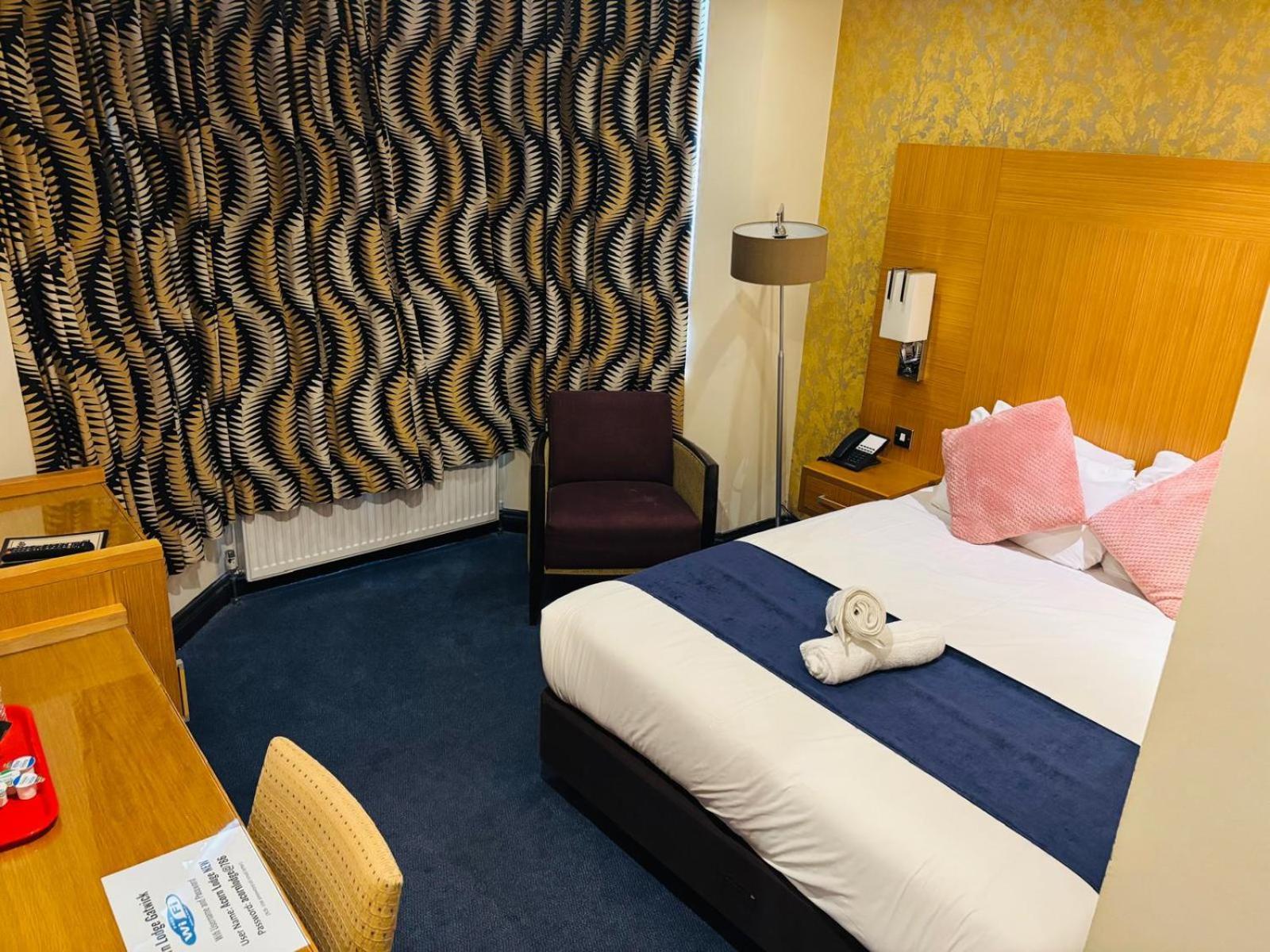 Acorn Lodge Hotel Gatwick & Parking Хорли Екстериор снимка