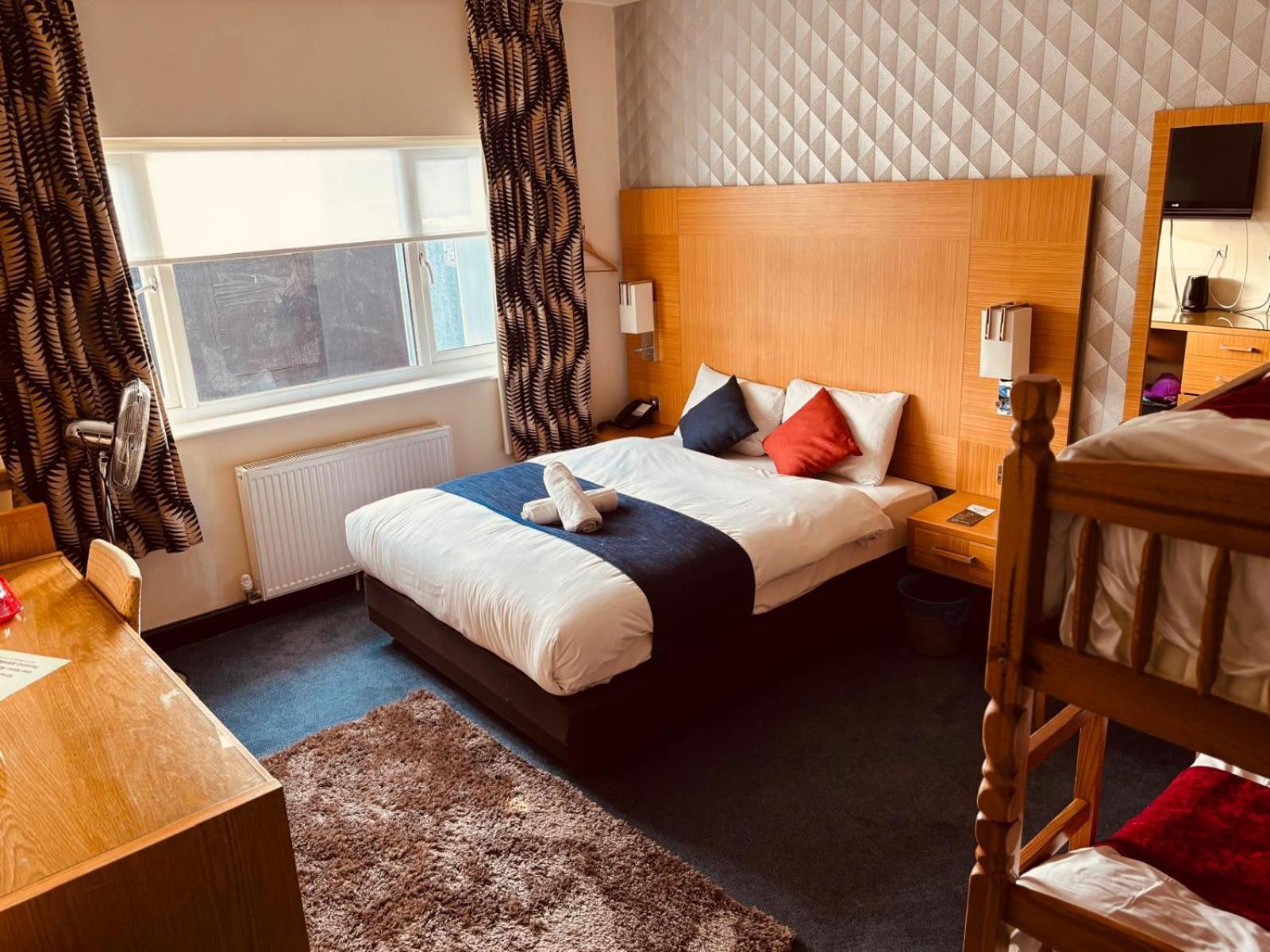Acorn Lodge Hotel Gatwick & Parking Хорли Екстериор снимка