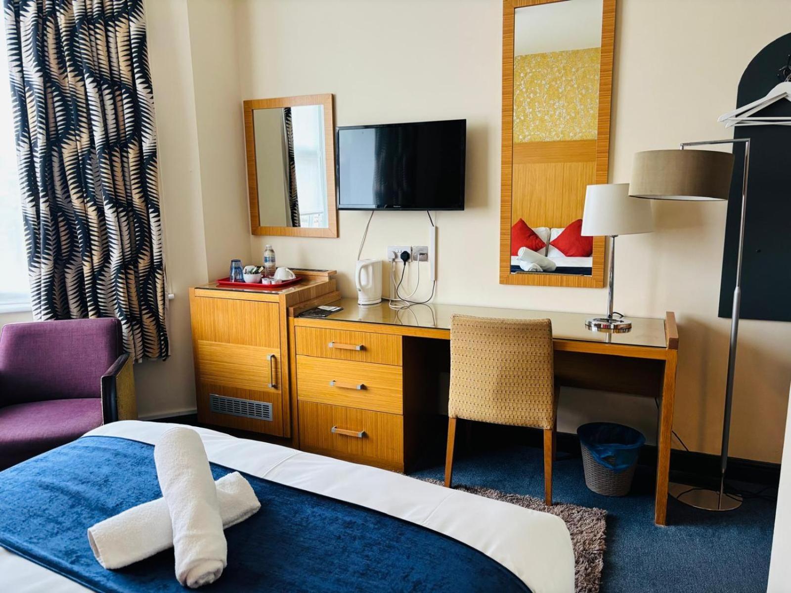 Acorn Lodge Hotel Gatwick & Parking Хорли Екстериор снимка